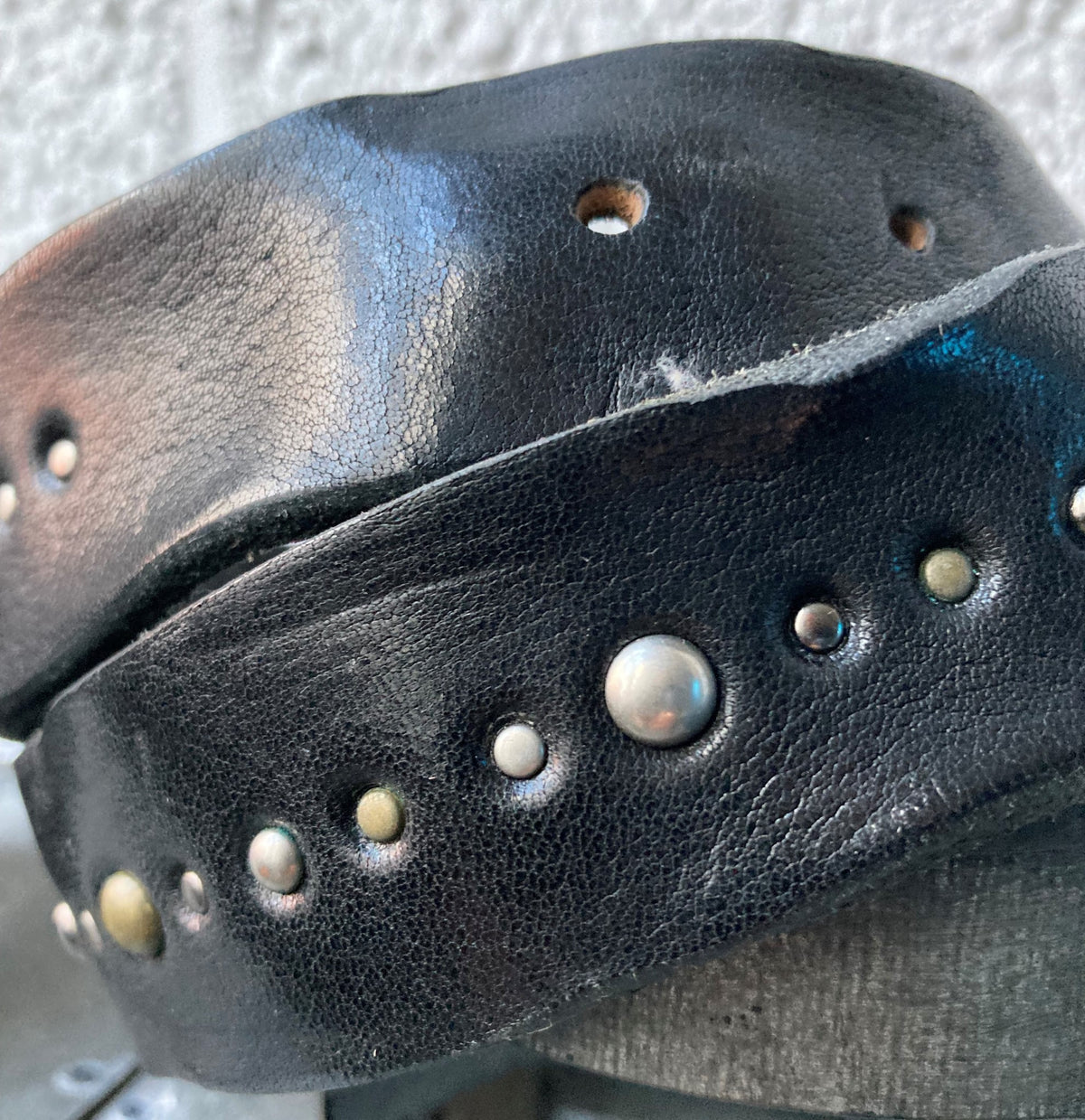 KAMINARI Studded Leather Strap Black texture