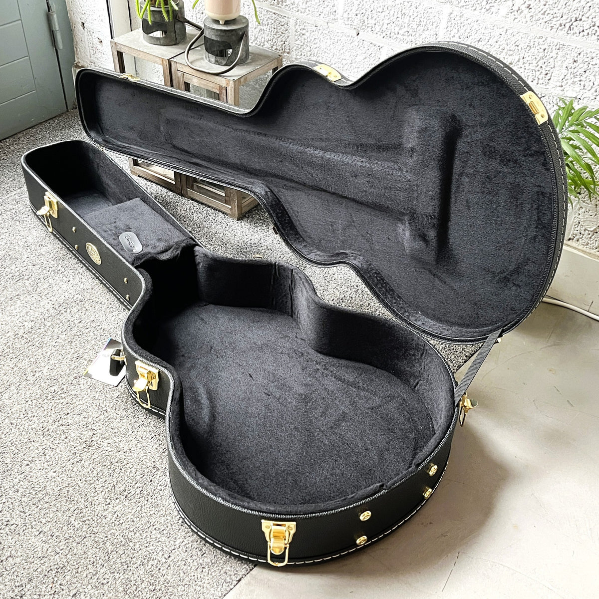 Boston CJZ-100-16 archtop guitar case 16 inch opened