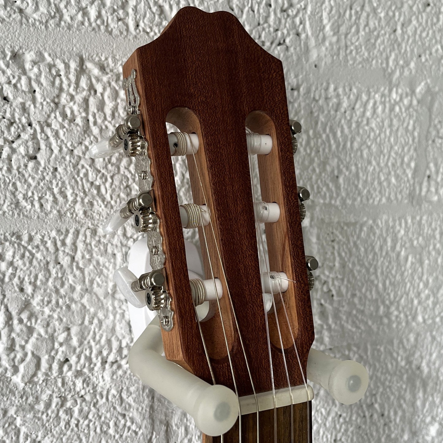 juan salvador 1cs classical guitar senorita headstock