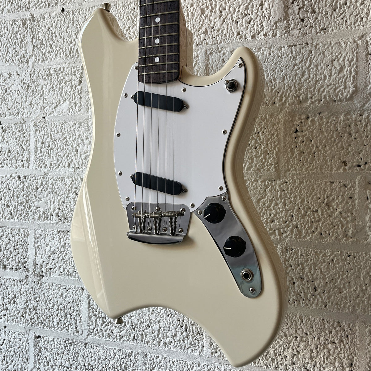 kaminari swinger 69 desert sand body closeup angled right