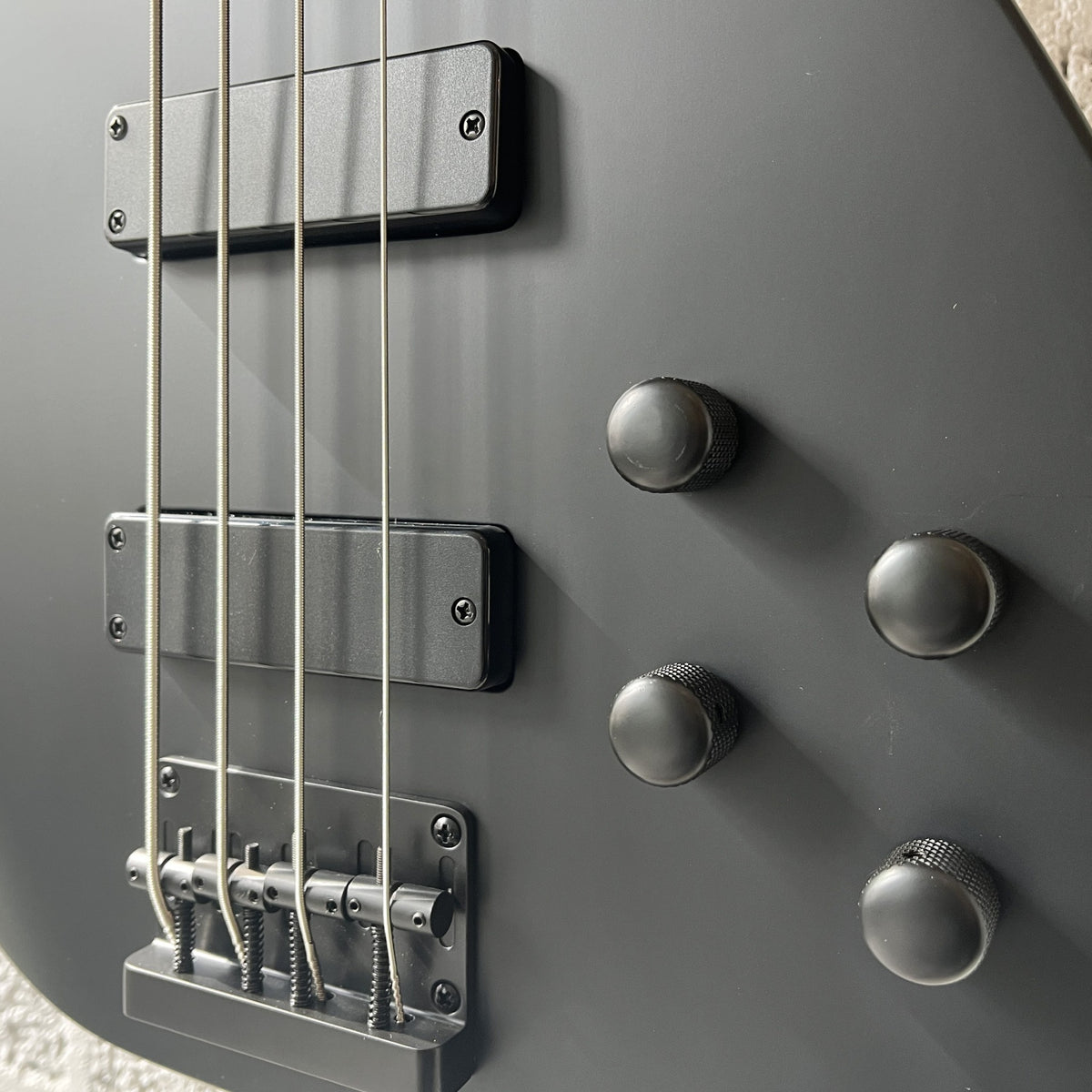 spira b400 mbk satin black active electric bass controls