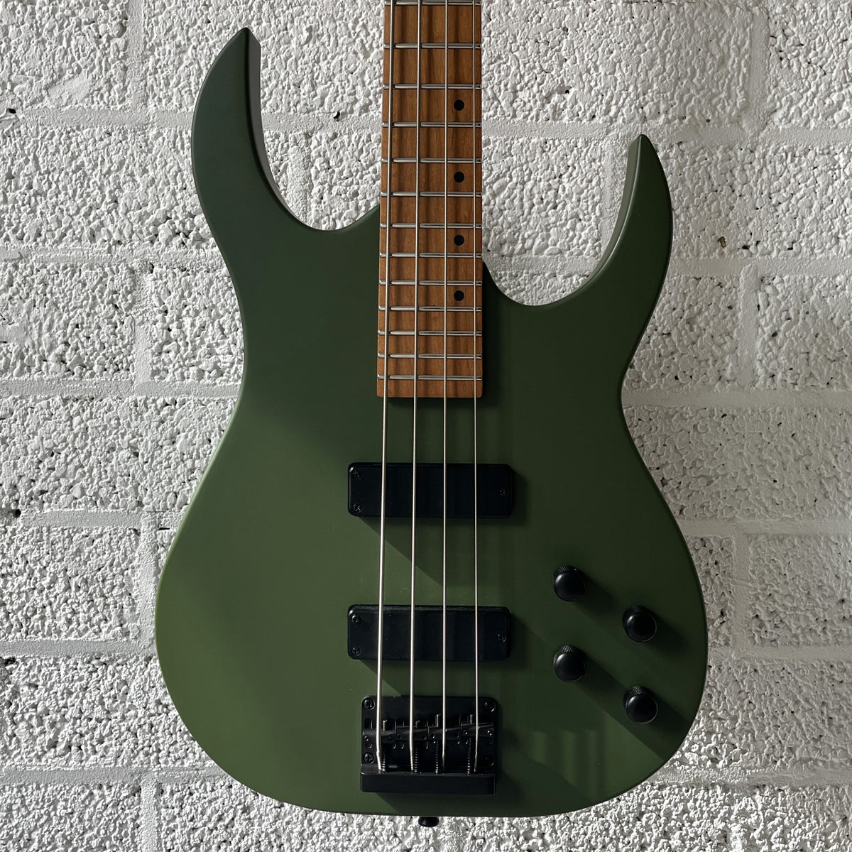 spira b400 dgr dark green active electric bass body closeup