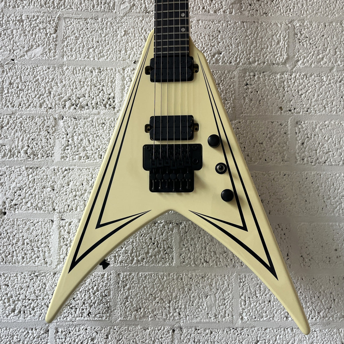 spira v420 flying v antique white electric guitar body closeup
