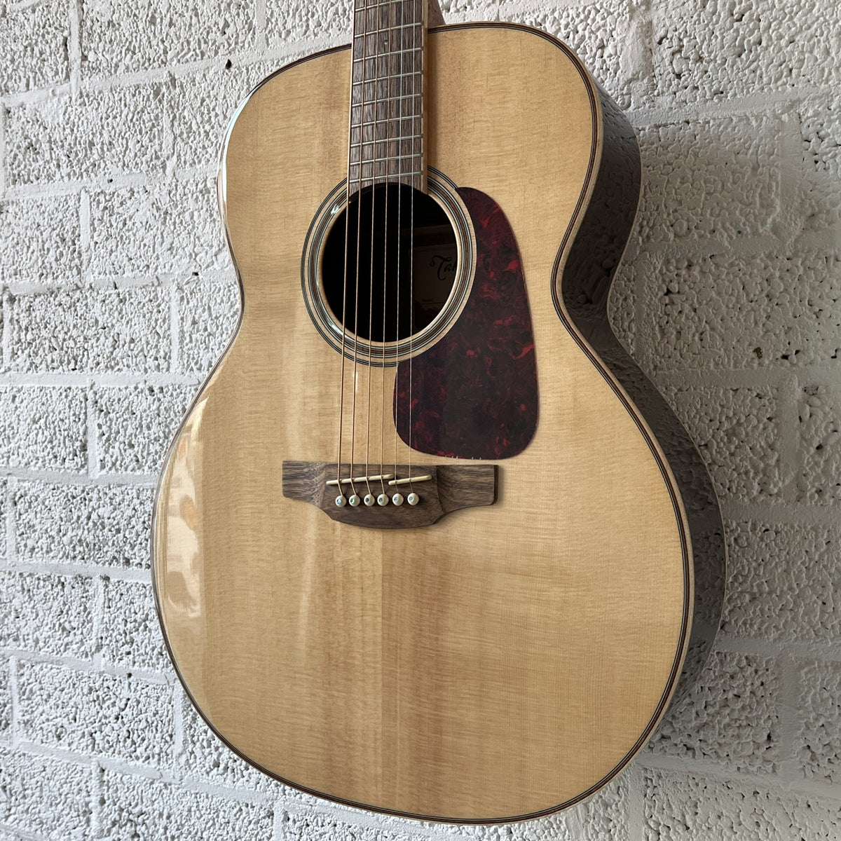takamine gn93nat auditorium guitar body angled