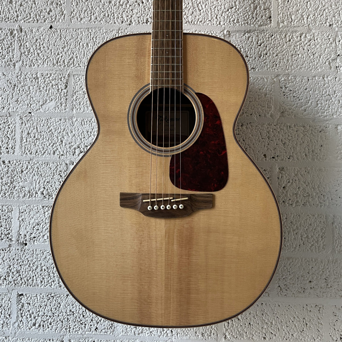 takamine gn93nat auditorium guitar body closeup