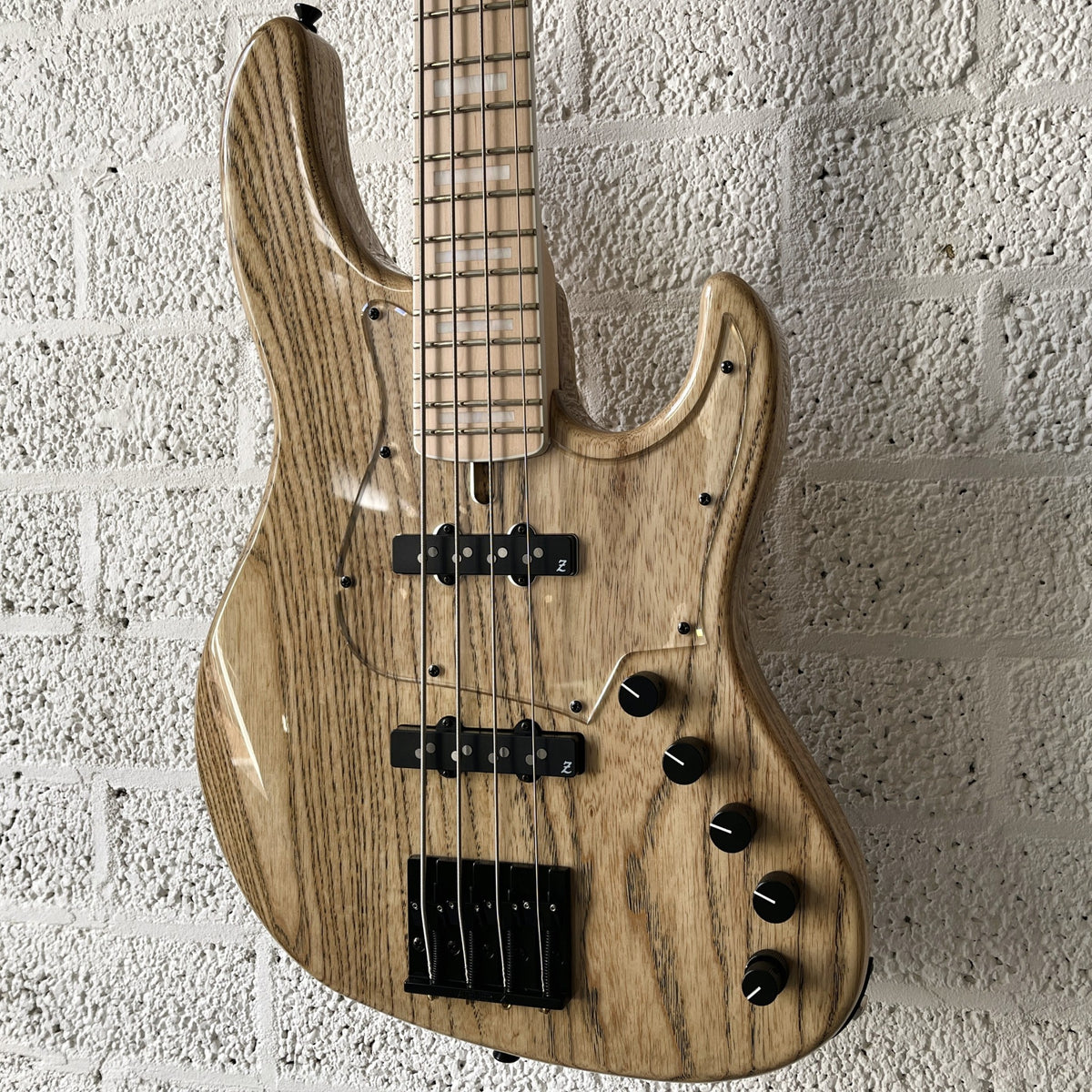 atelier z beta4 natural black line body closeup angled right