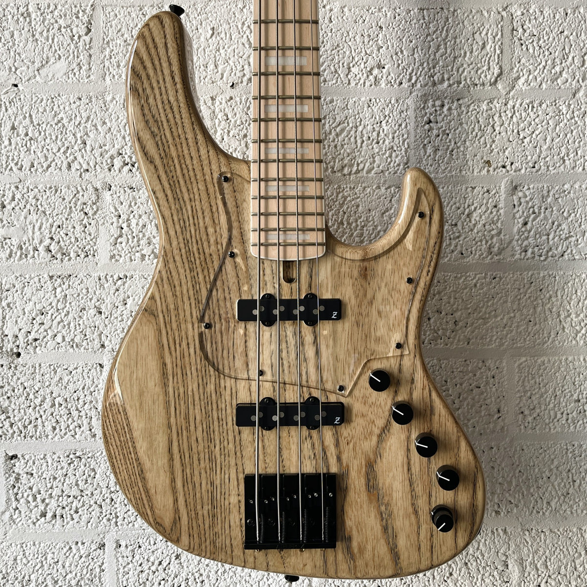 atelier z beta4 natural black line body closeup