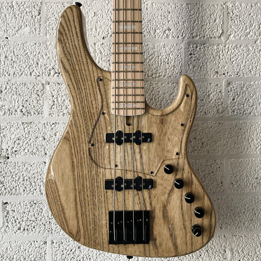 atelier z beta4 natural black line body closeup