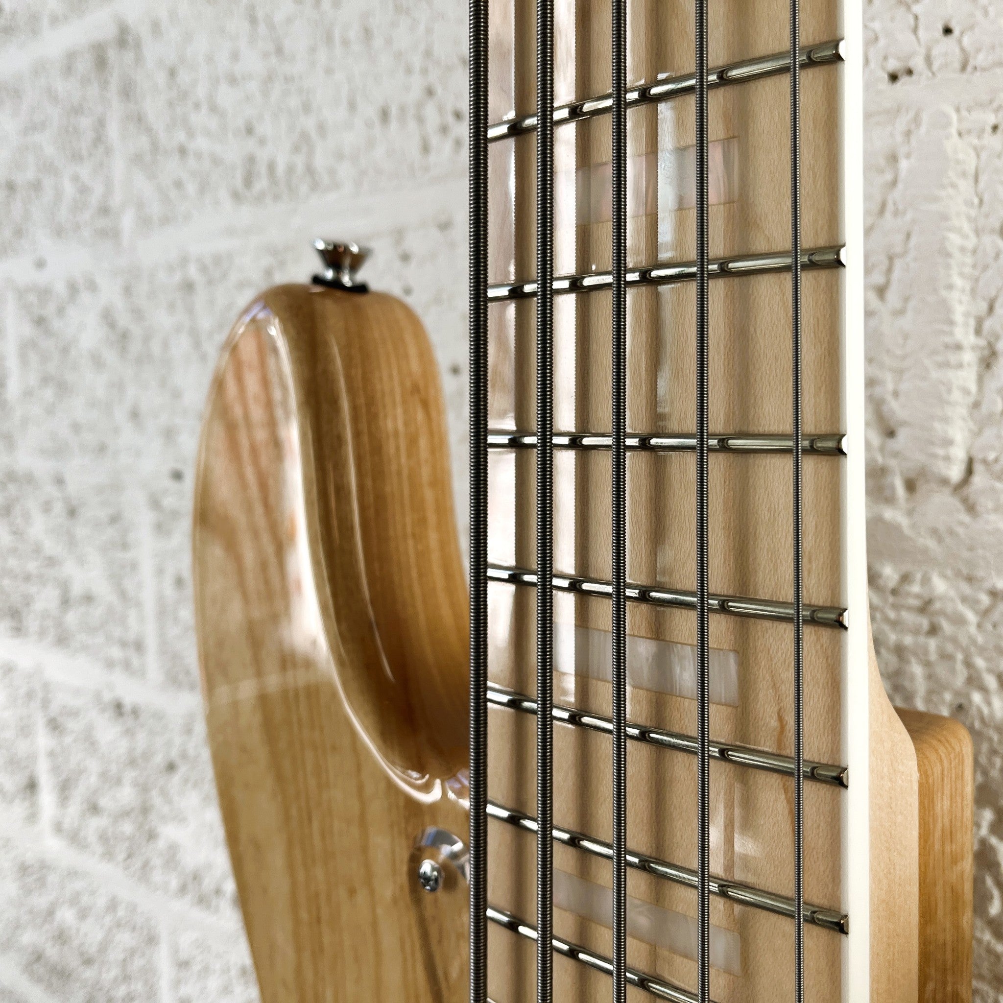 Atelier Z M265 Natural – 5-snarige bas met Bartolini XTCT – Made