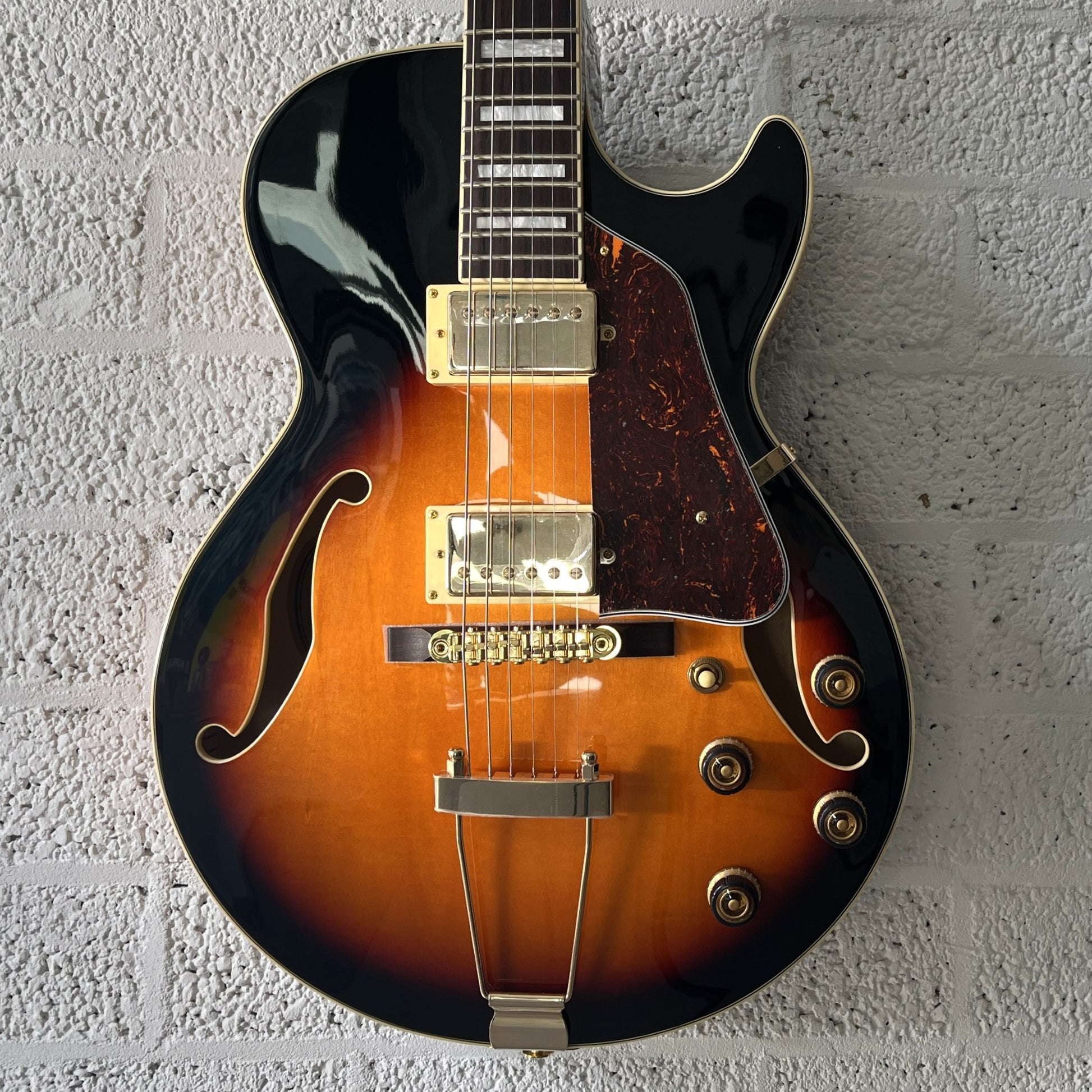 ibanez ag75g brown sunburst hollow body electric guitar body closeup
