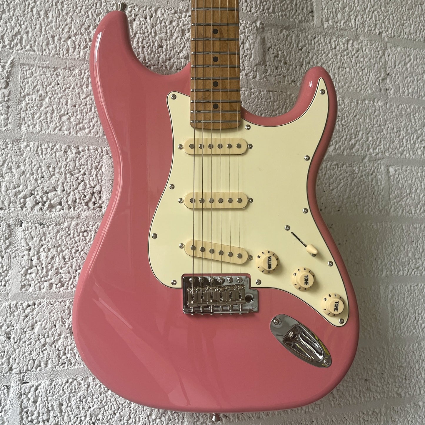 jet js300 electric guitar burgundy pink body closeup