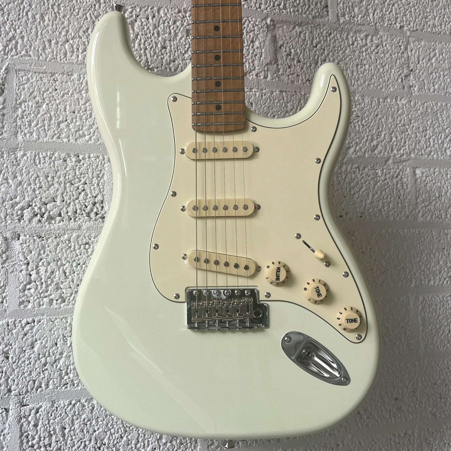 jet js300 electric guitar white body closeup
