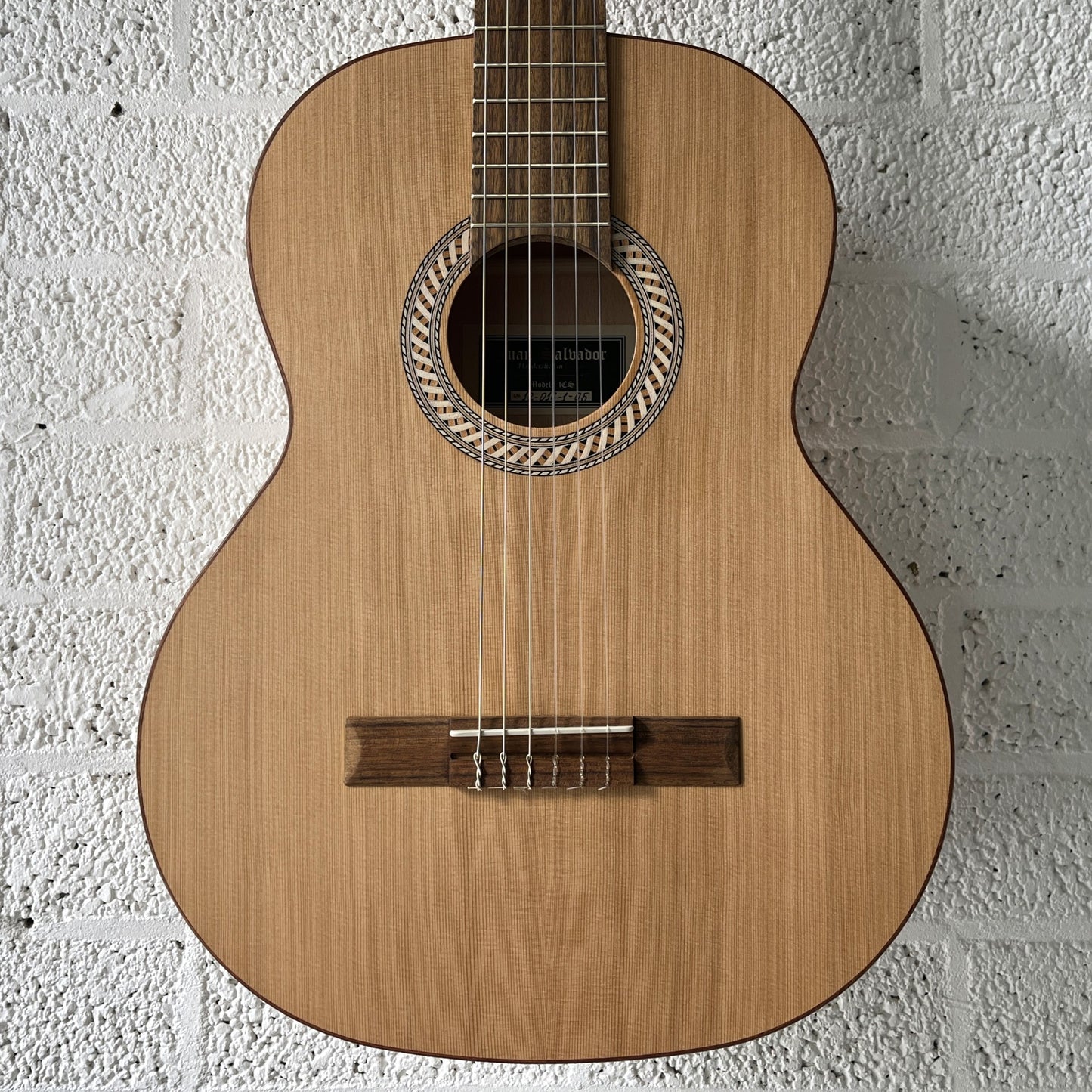 juan salvador 1cs classical guitar senorita body closeup