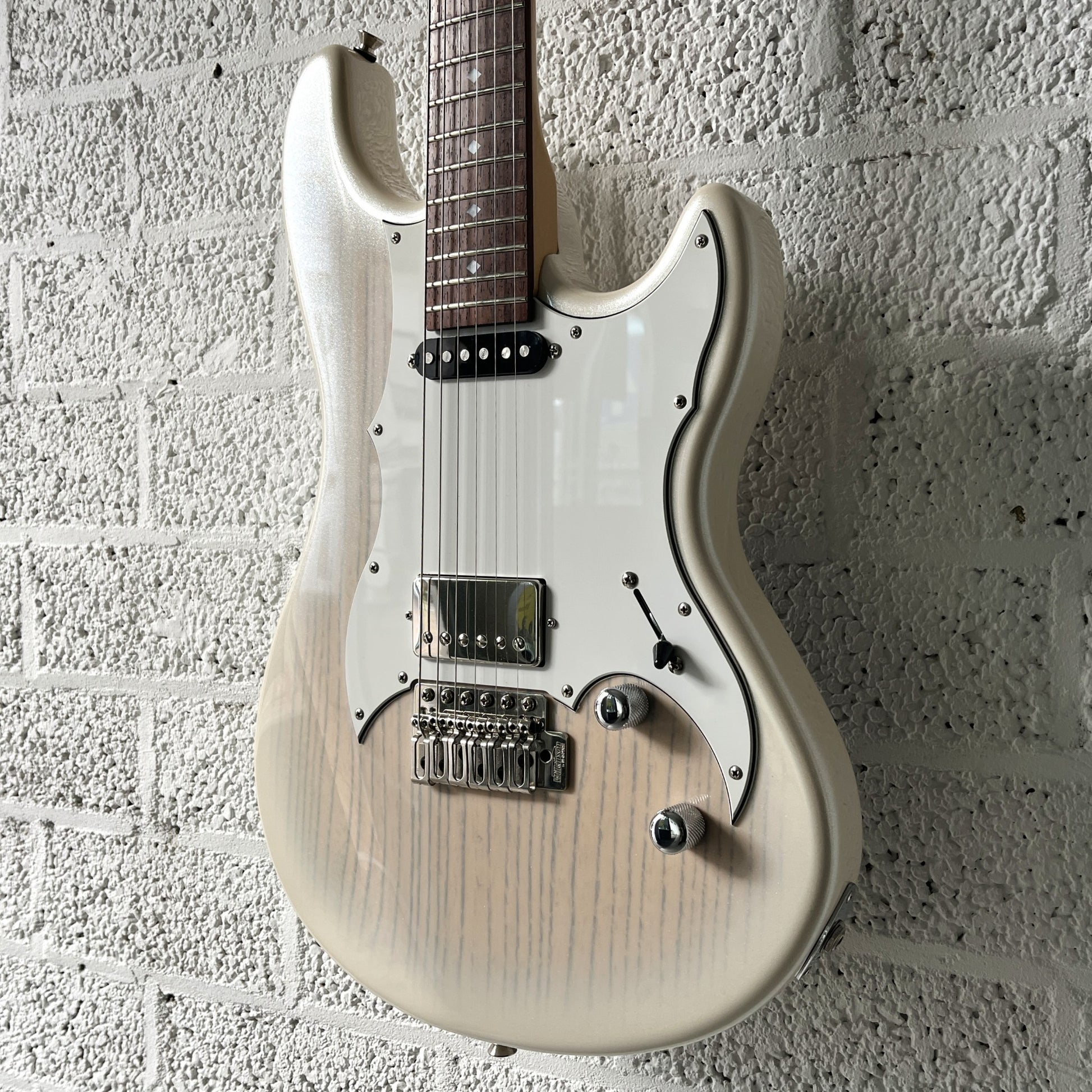 kaminari liquid electric guitar metallic white burst body angled