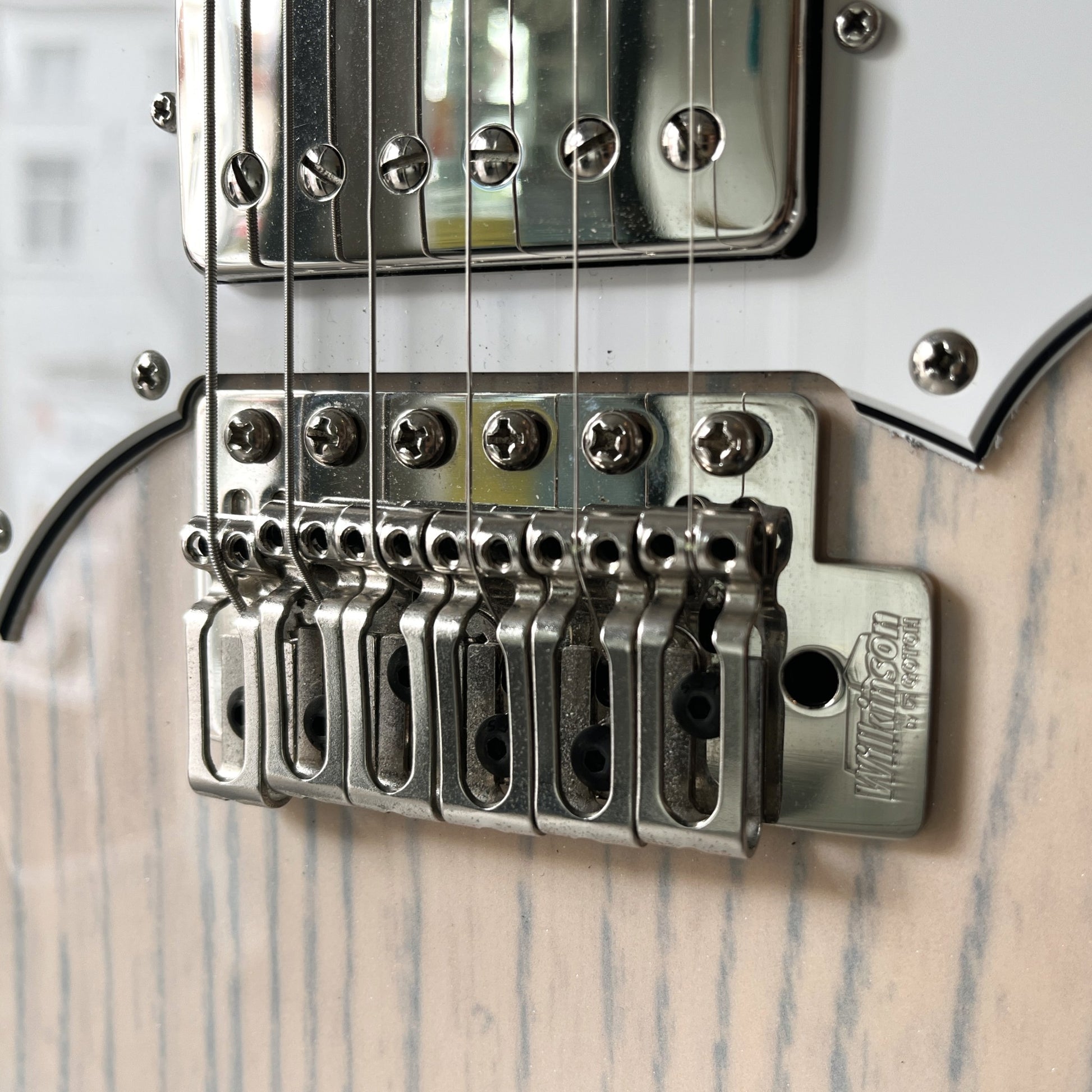 kaminari liquid electric guitar metallic white burst bridge