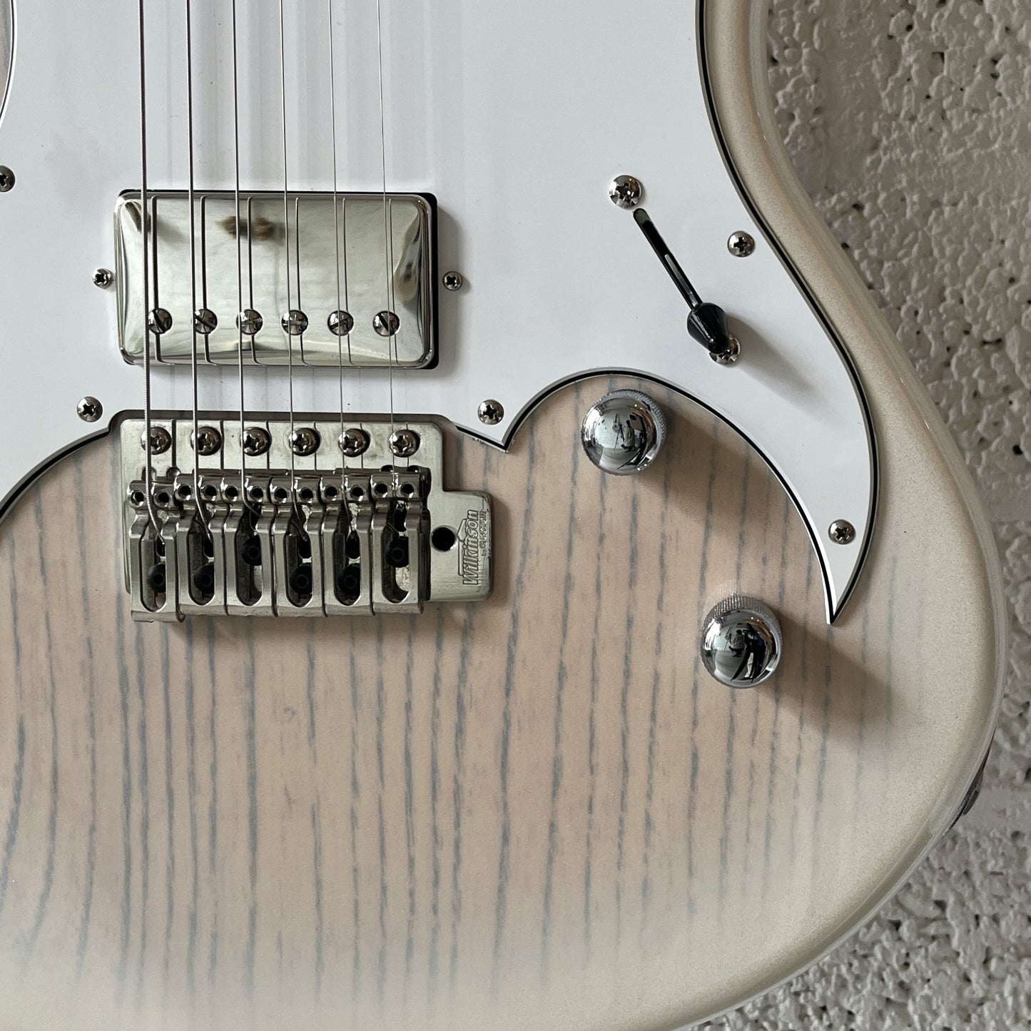 kaminari liquid electric guitar metallic white burst controls