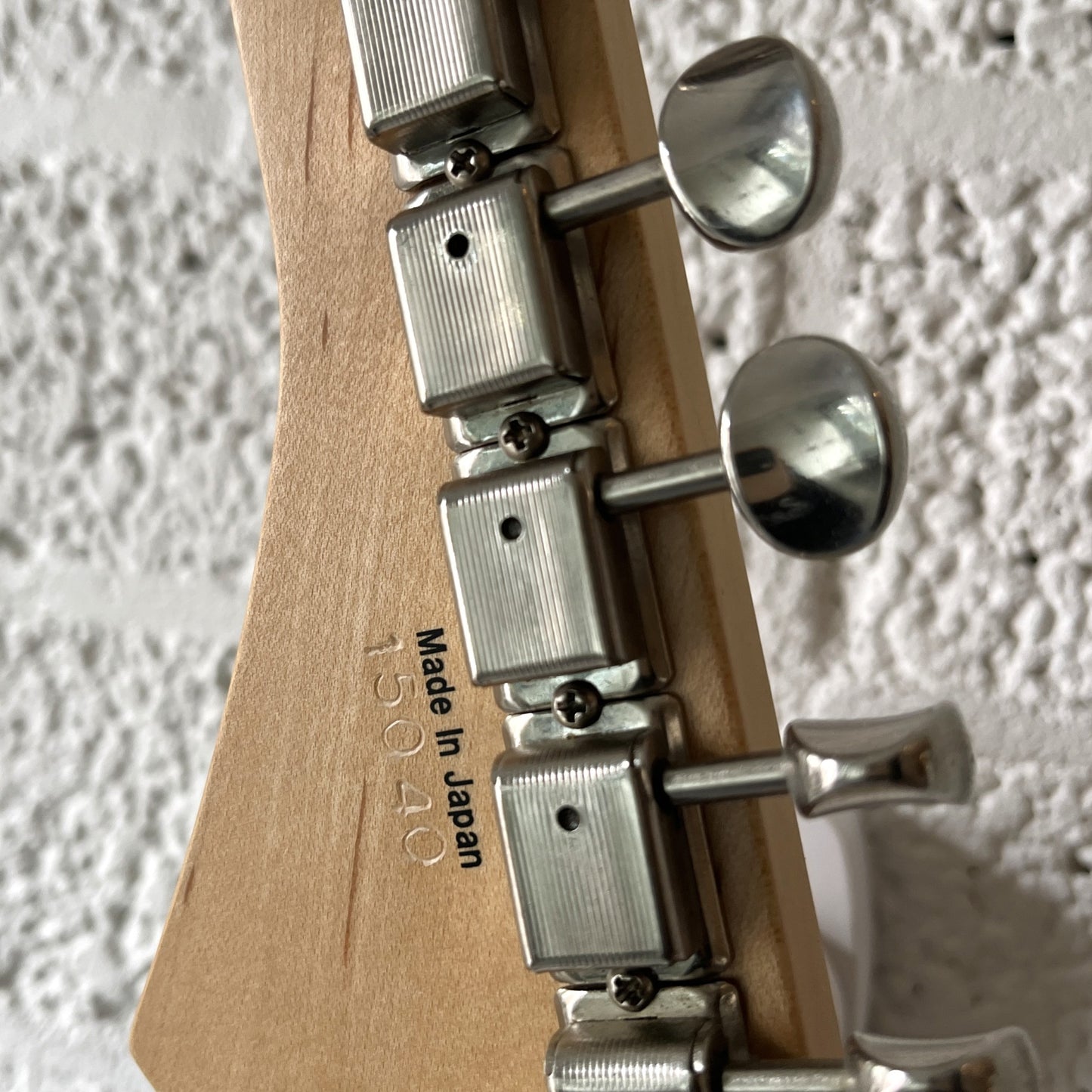 kaminari liquid electric guitar metallic white burst headstock back closeup