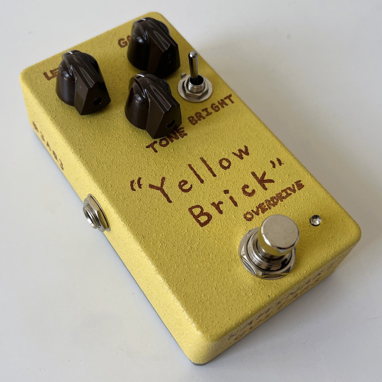 kaminari yellow brick overdrive pedal – bright and articulate boutique drive - angled left