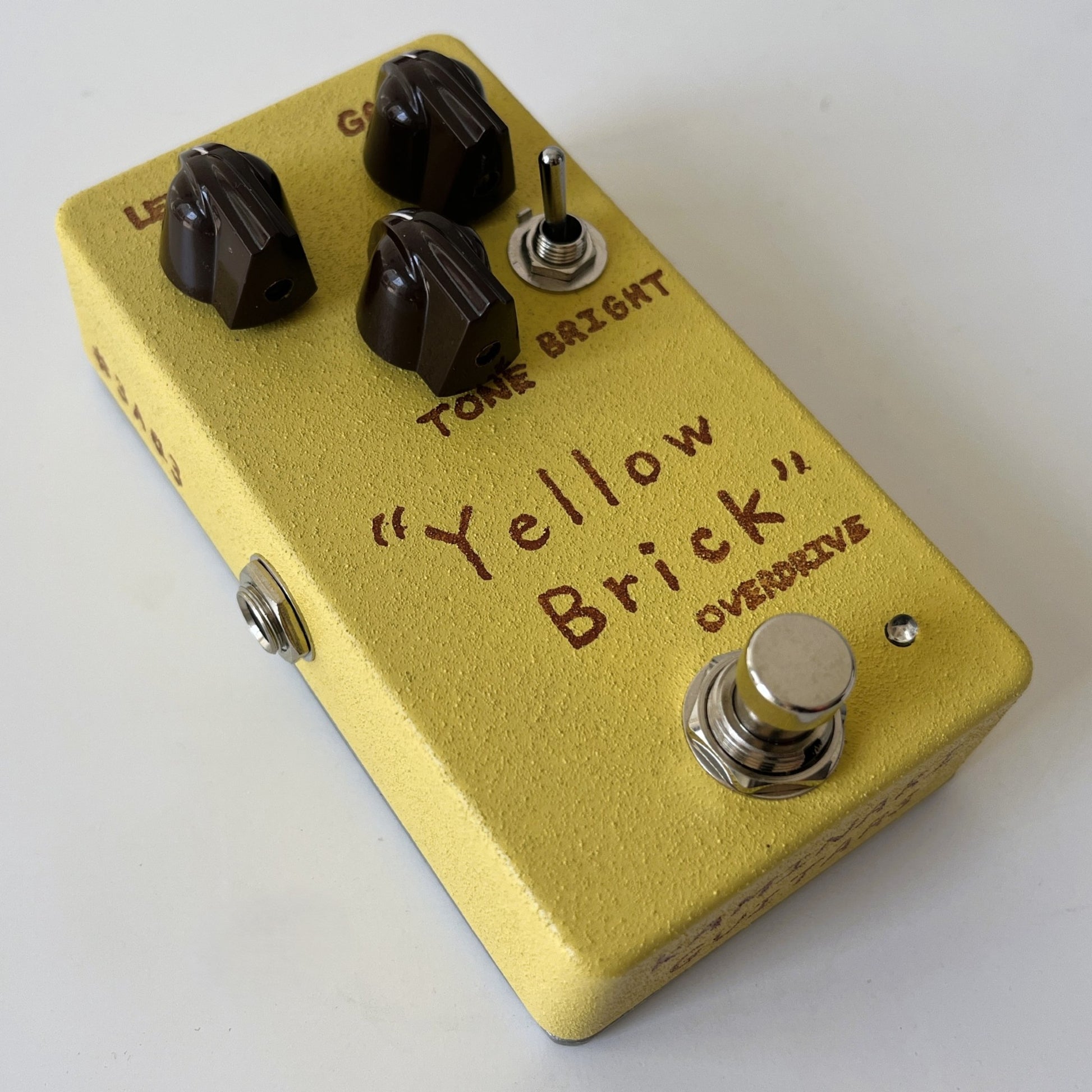 kaminari yellow brick overdrive pedal – bright and articulate boutique drive - angled left