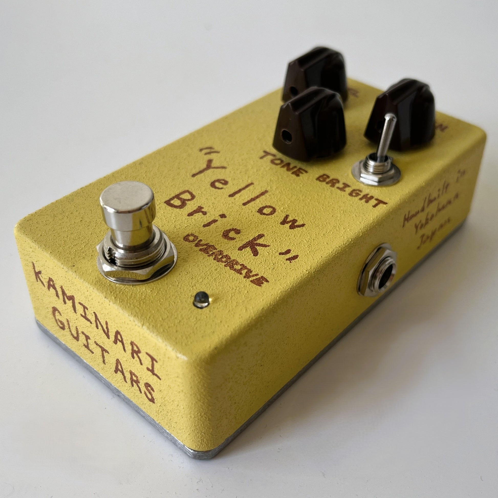 kaminari yellow brick overdrive pedal – bright and articulate boutique drive - angled right