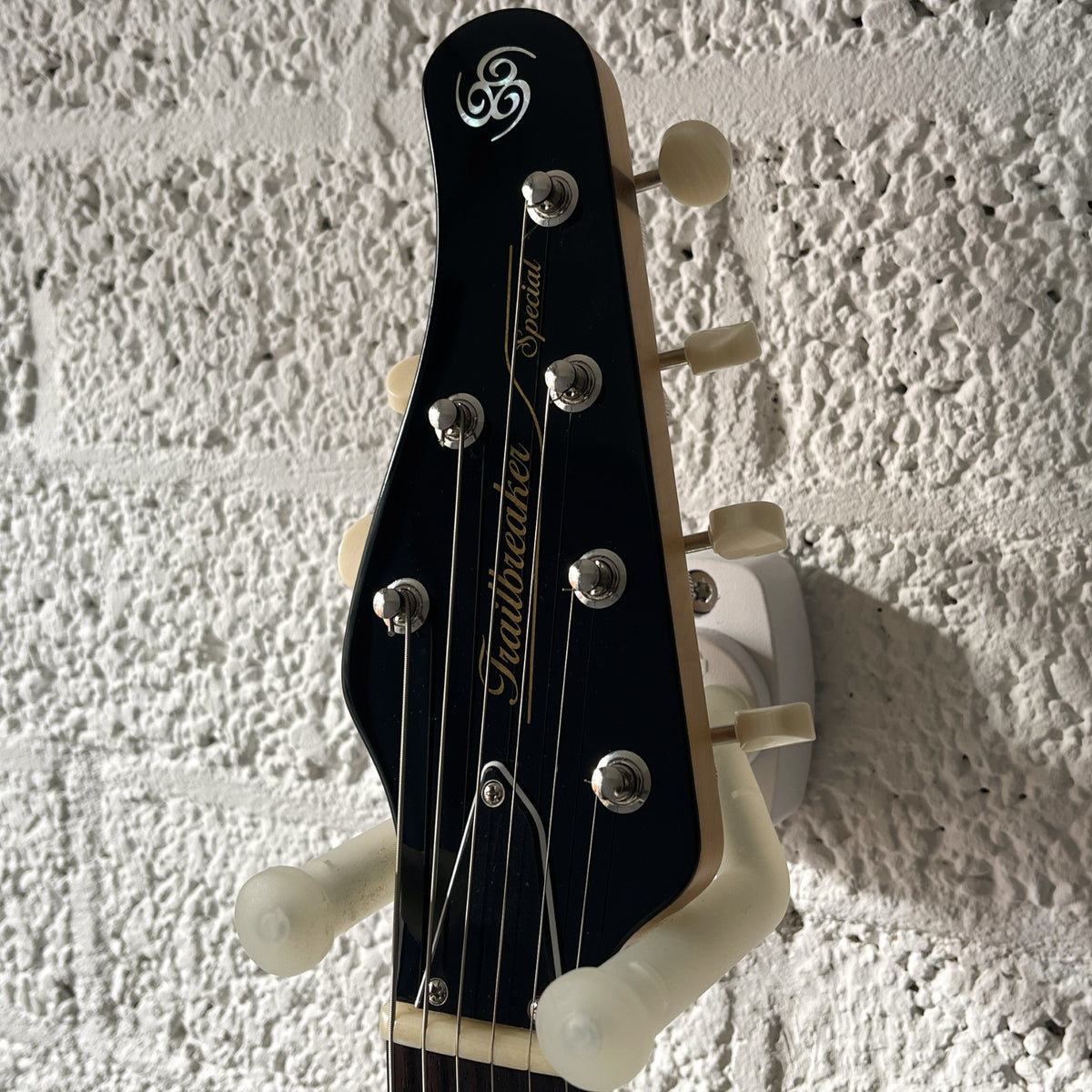 oopegg trailbreaker limited edition tobacco burst headstock
