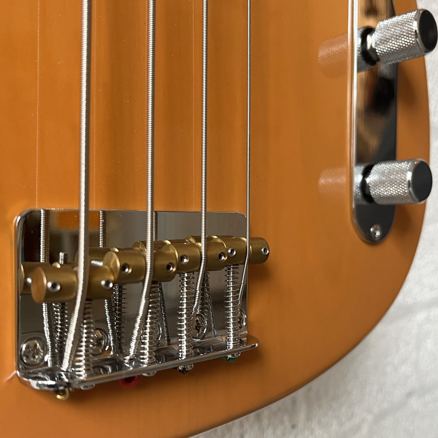 sire marcus miller d5 butterscotch blonde electric bass bridge