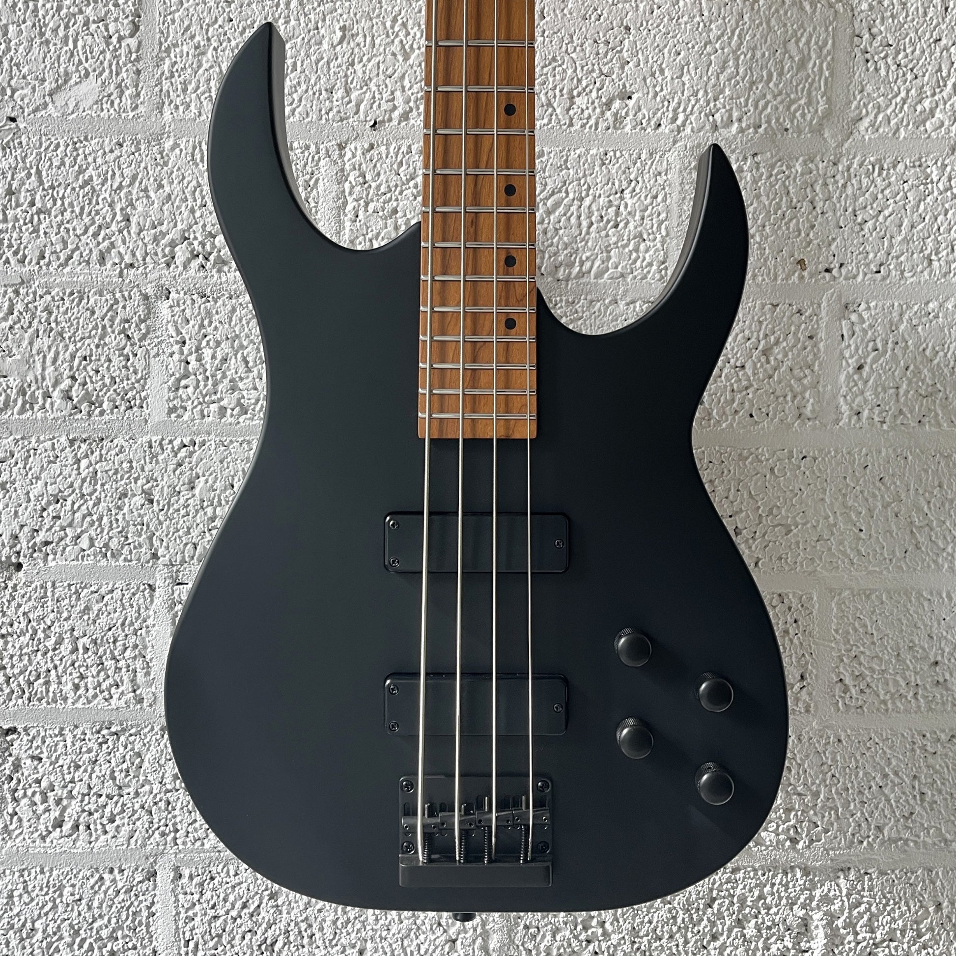 spira b400 mbk satin black active electric bass body closeup