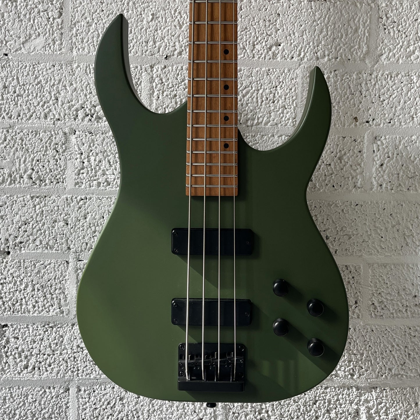 spira b400 dgr dark green active electric bass body closeup