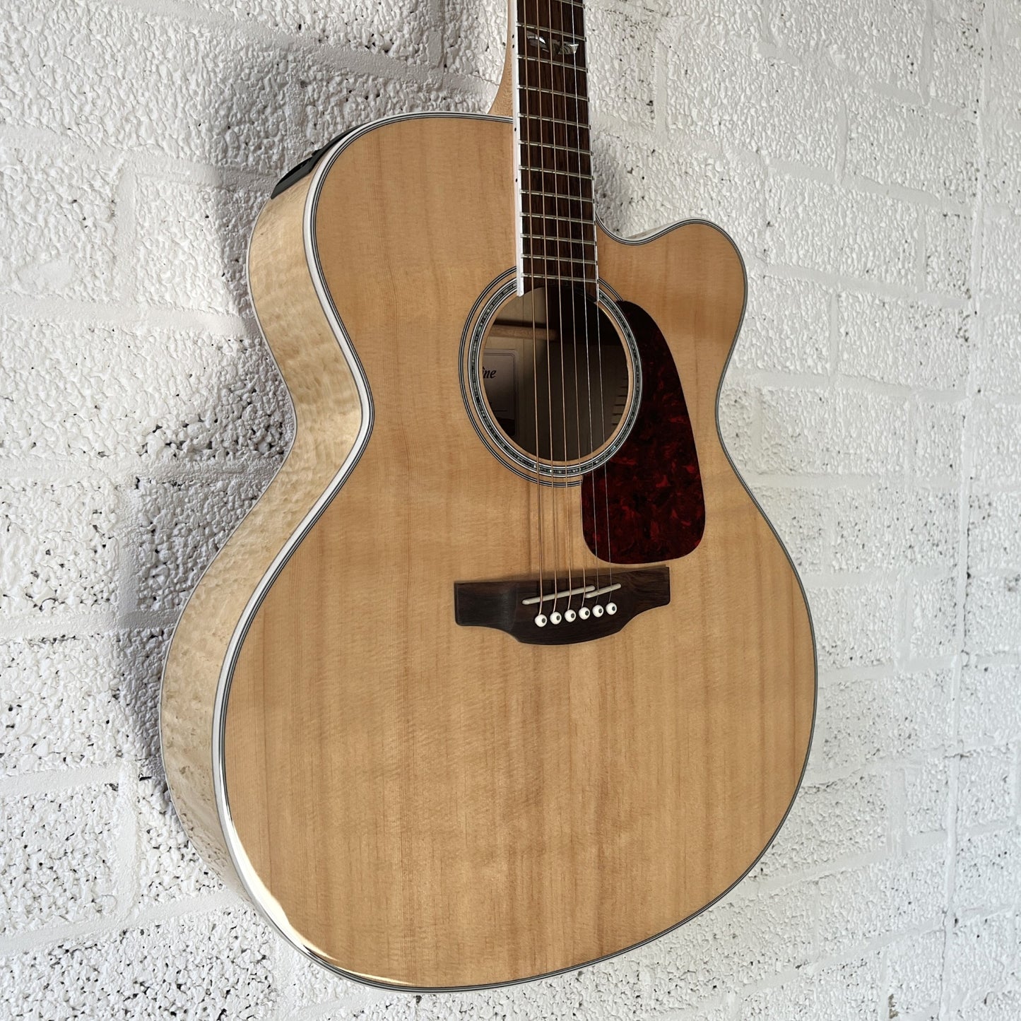 takamine gj72ce electro acoustic jumbo guitar natural angled left