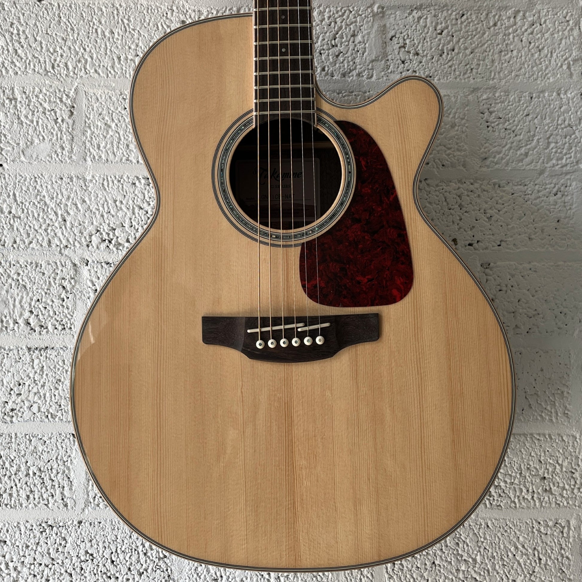 takamine gn71cenat auditorium guitar body closeup