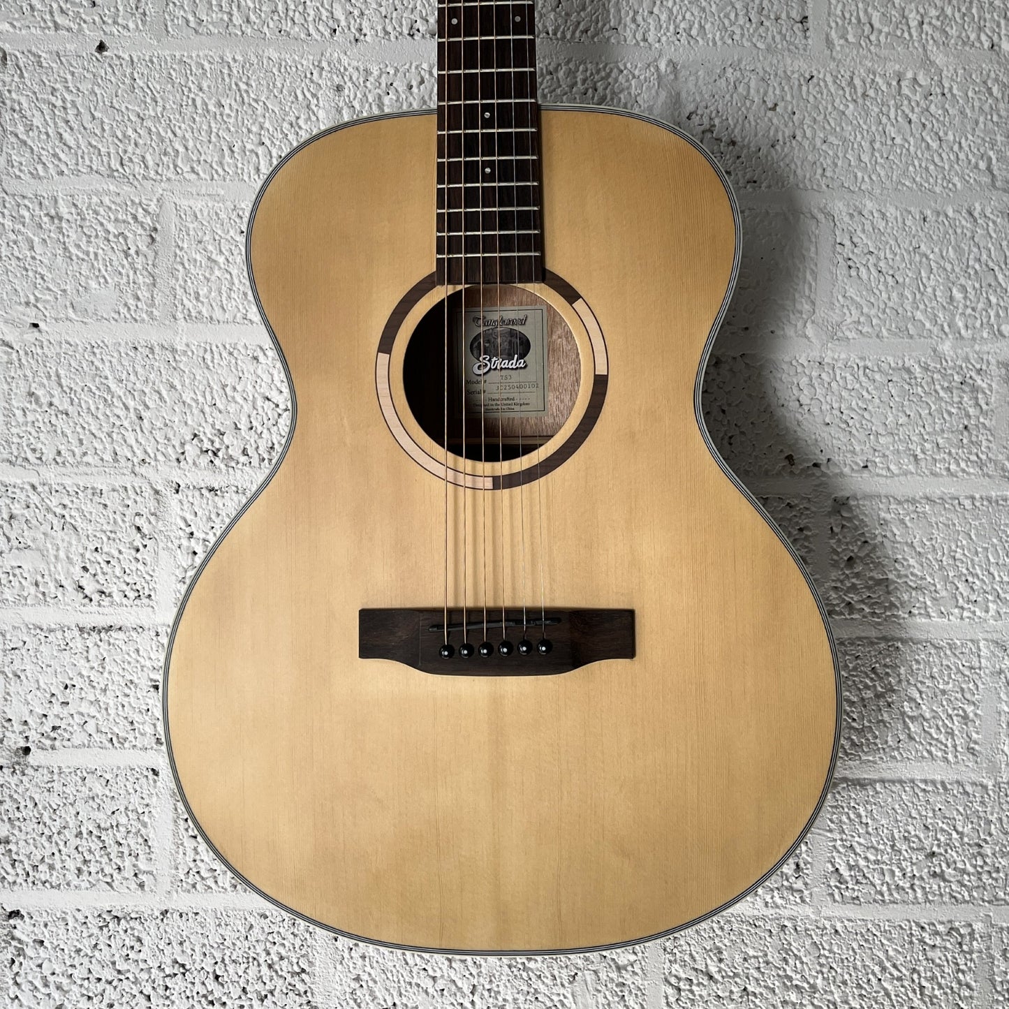 tanglewood ts3 strada auditorium acoustic guitar body closeup